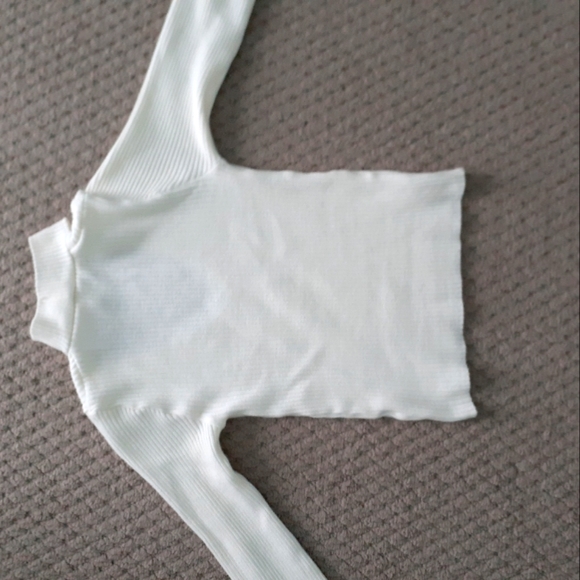 hey guys! :) I'm selling this really cute white crop sweater! - Picture 3 of 3